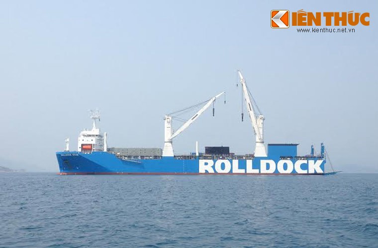 Tối 19/3, tàu vận tải siêu trường siêu trọng Rolldock Star chở theo tàu ngầm Kilo HQ-183 TP HCM đã về tới quân cảng Cam Ranh (tỉnh Khánh Hòa, Việt Nam). Trong ảnh là thượng tầng tàu ngầm HQ-183 TP HCM “lấp ló” ở khoang chở hàng tàu vận tải Rolldock trên vùng nước vịnh Cam Ranh, sáng 20/3. Ảnh: Hà Trang.